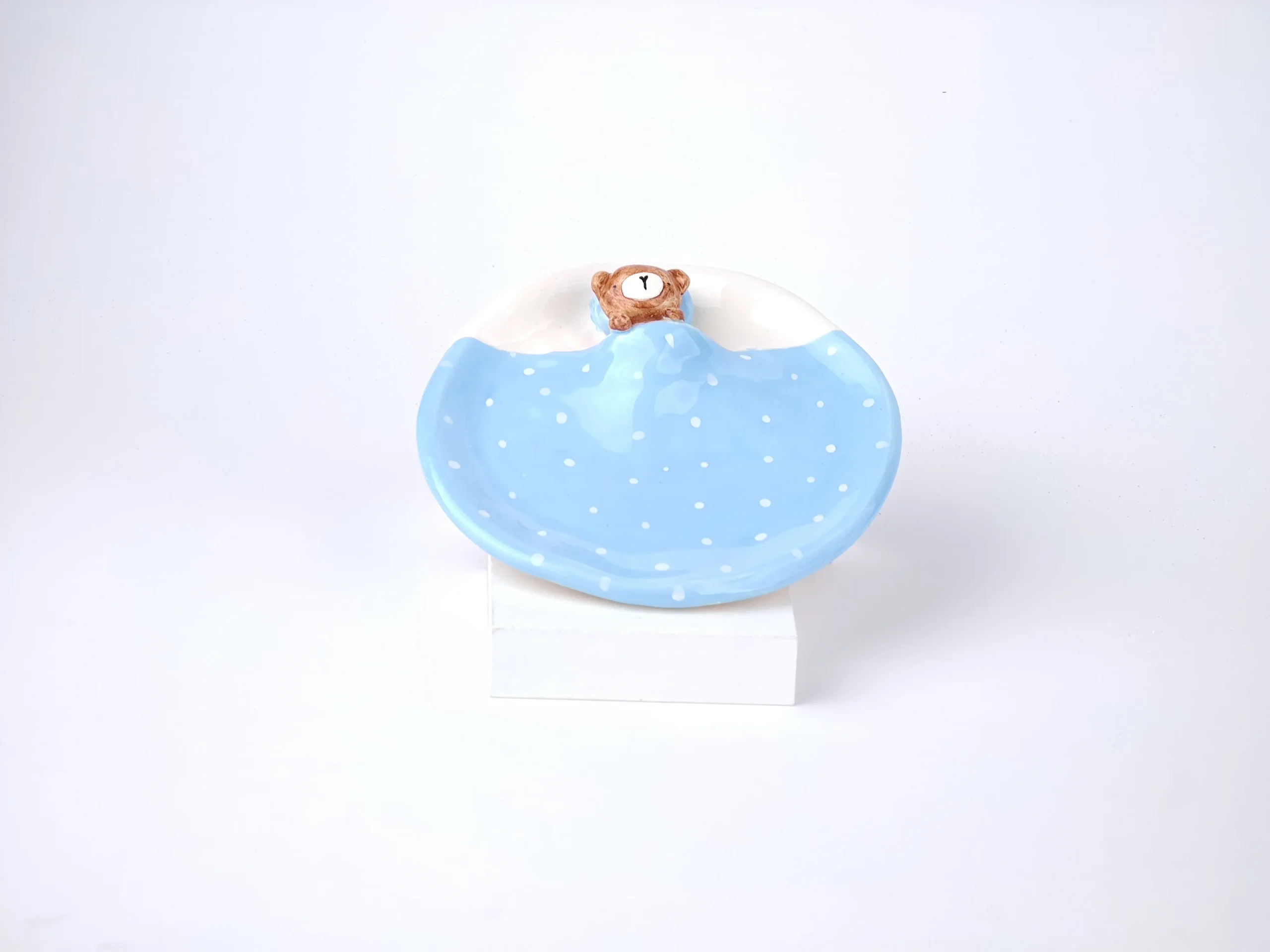 بشقاب سرامیکی خرس پتودار آبی | ظرف فانتزی دکوری و سرو بشقاب فانتزی سرامیکی طرح خرس پتودار آبی برای سرو و دکور