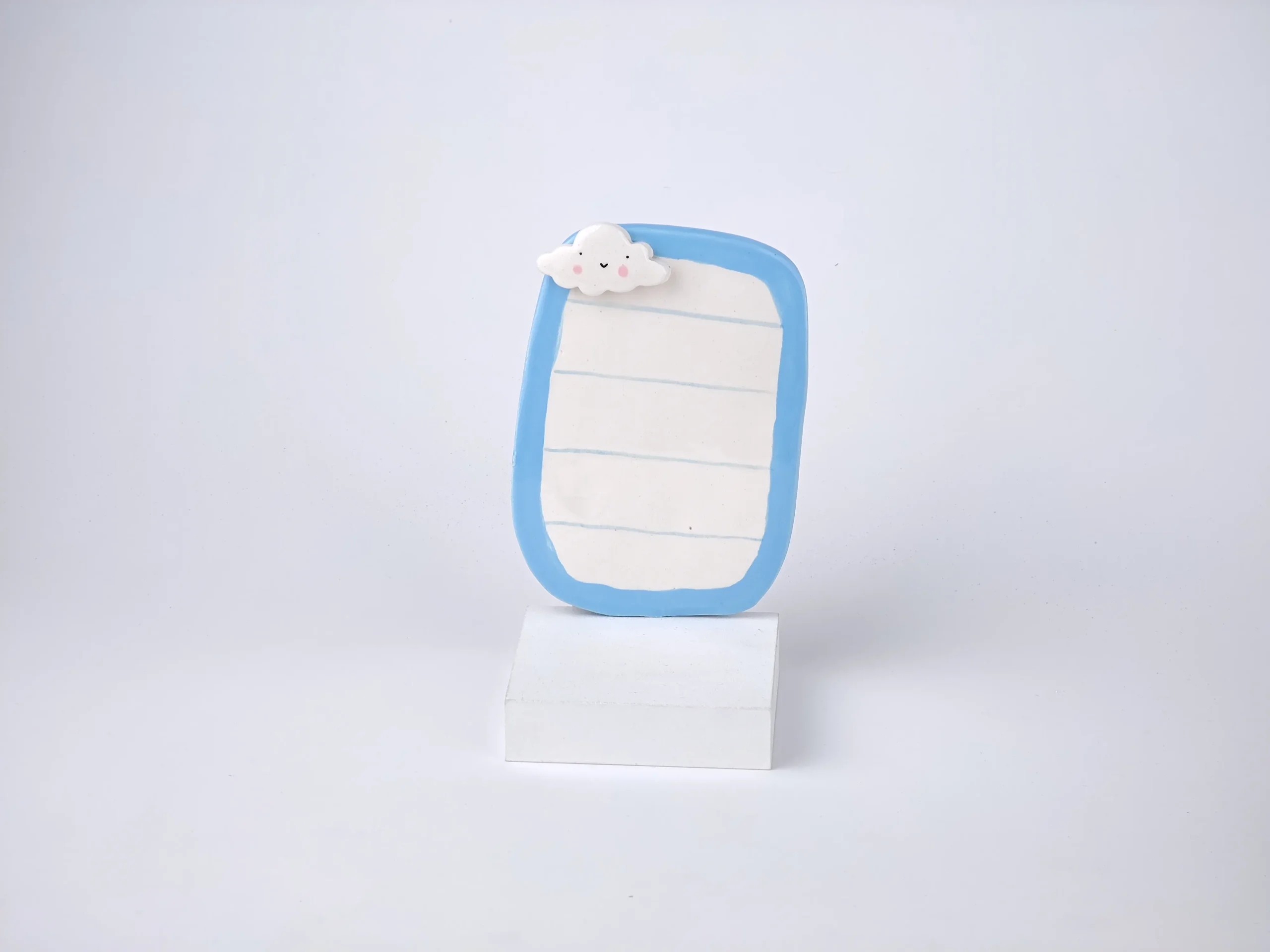 تخته مگنتی ابر فانتزی | یادداشت کارهای روزانه تخته مگنتی ابر فانتزی سرامیکی دست ساز با طراحی برجسته ابر سفید روی قاب آبی برای نوشتن یادداشت و تودولیست روزانه