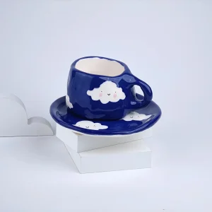 ماگ و زیرماگی سرامیکی دست‌ساز ابر لبخنددار سرمه‌ای، هدیه شاد برای چای و دکور