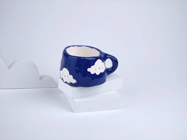 ماگ سرامیکی دست‌ساز ابر لبخنددار سرمه‌ای