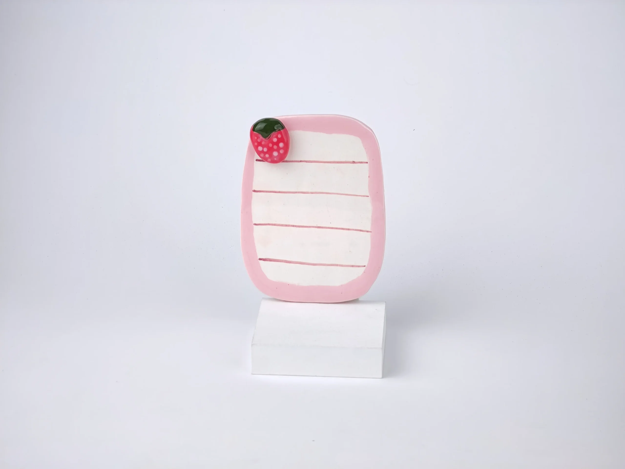 تخته مگنتی فانتزی طرح توتفرنگی | سرامیک یگانه تخته مگنتی توتفرنگی فانتزی سرامیکی برای یادداشت روزانه روی یخچال