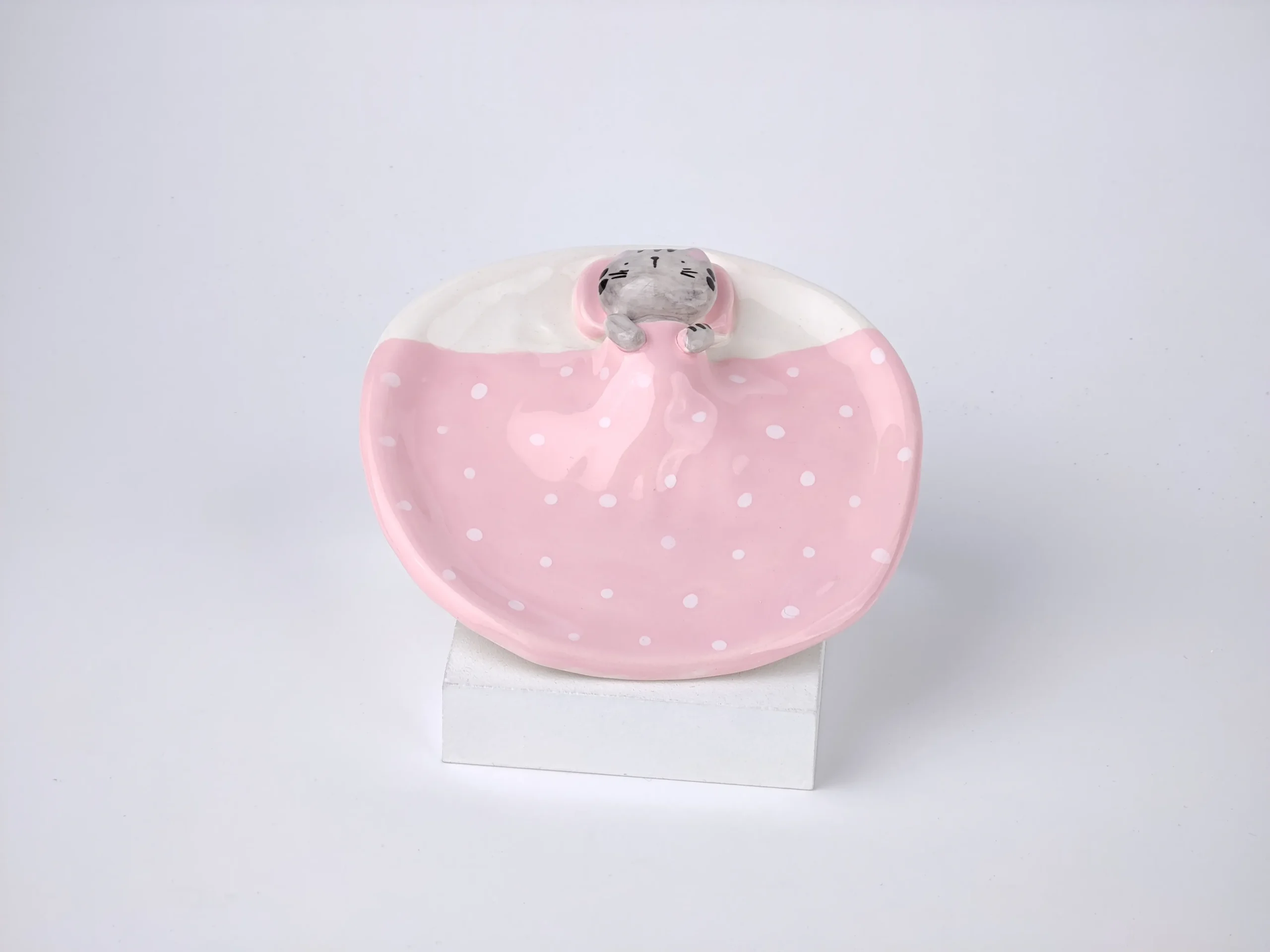 بشقاب سرامیکی گربه پتودار صورتی بشقاب فانتزی سرامیکی طرح گربه پتودار صورتی برای دکور و سرو خوراکی