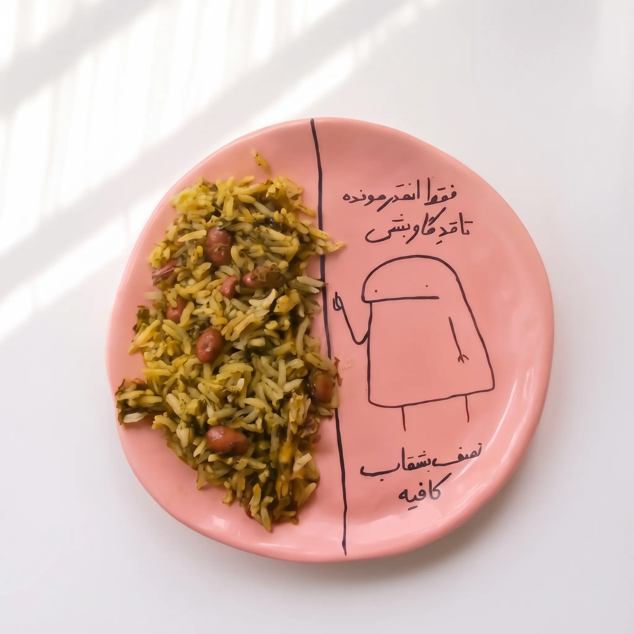 استفاده عملی از بشقاب سرامیکی رژیمی تلنگر نمای عملی از بشقاب سرامیکی کنترل وعده غذایی صورتی با طرح فلورک که نیمی از آن برای رعایت رژیم با قرمه سبزی پر شده است