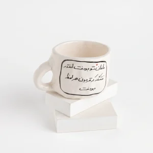 ماگ سرامیکی دست ساز زمینه سفید با نوشته مامان تو بودنت انقدر قشنگه داخل کادر مشکی برای هدیه روز مادر