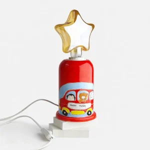 آباژور فانتزی رومیزی دست‌ساز سرامیکی به شکل اتوبوس قرمز که حیوانات بامزه داخل آن نشسته‌اند با لامپ ستاره‌ای