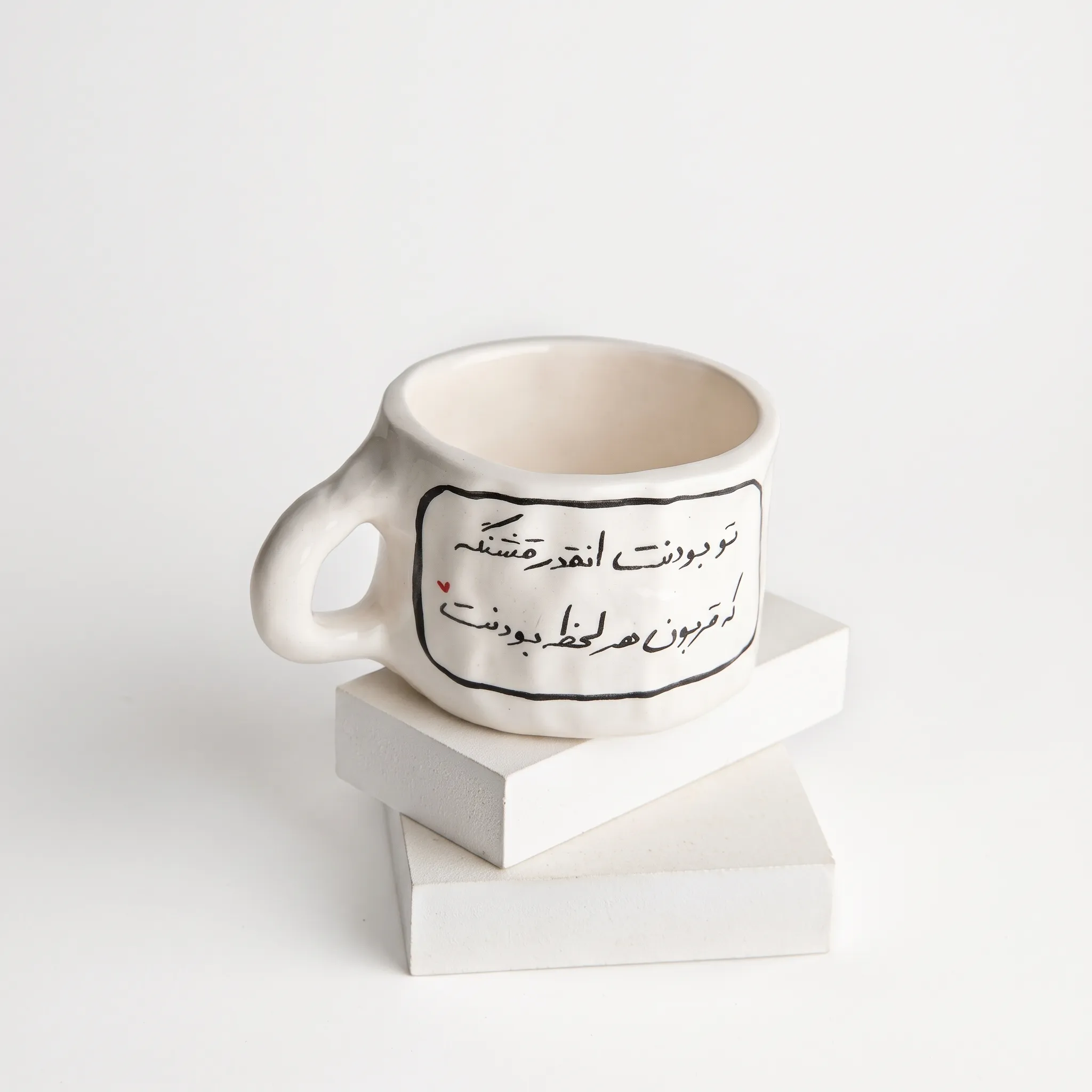 ماگ سرامیکی عاشقانه طرح قربون هر لحظه بودنت ماگ سرامیکی دست ساز زمینه سفید با نوشته تو بودنت انقدر قشنگه داخل کادر مشکی برای هدیه عاشقانه